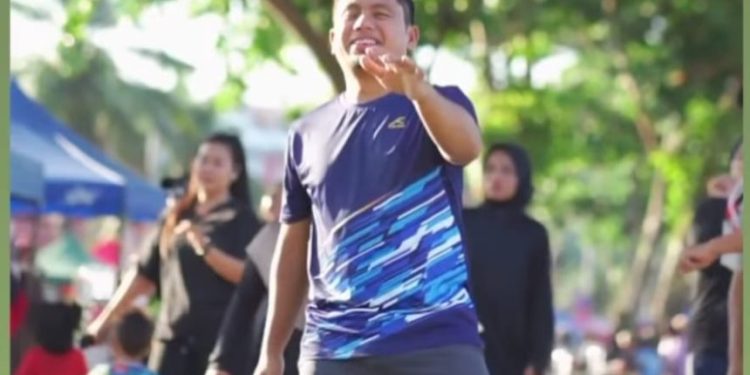 Wali Kota Tasming Hamid mengikuti senam Sumba bersama warga di Pantaiku Parepare