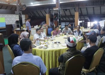 Wali Kota Tasming Hamid berdialog dengan pedagang Pasar Lakessi di Rumah Adat Parepare