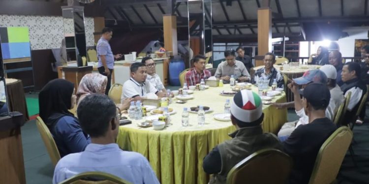 Wali Kota Tasming Hamid berdialog dengan pedagang Pasar Lakessi di Rumah Adat Parepare