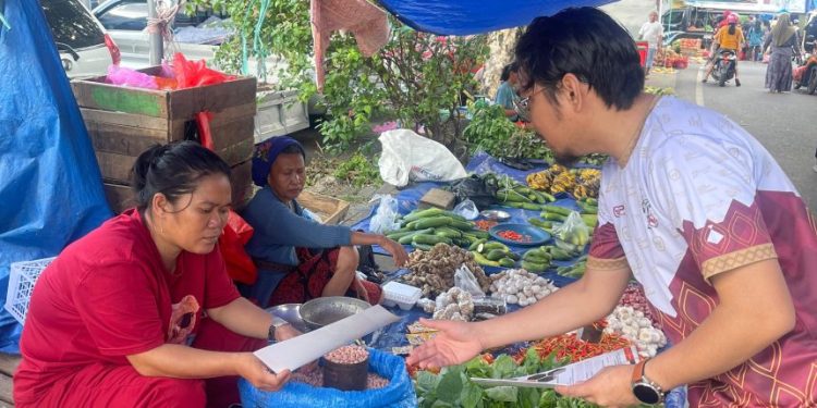 KPU Kota Parepare melaksanakan sosialisasi pemutakhiran data pemilih di Pasar Lakessi