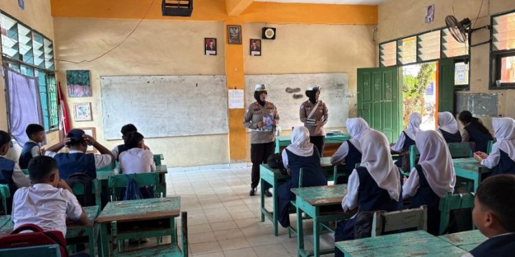 Sat Lantas Polres Parepare melaksanakan kegiatan Police Goes To School di SMPN 10 Parepare