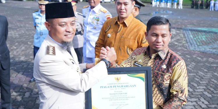 Pemkot Parepare menerima penghargaan Kota Sehat dari Pemerintah Provinsi Sulawesi Selatan pada HKN 2025