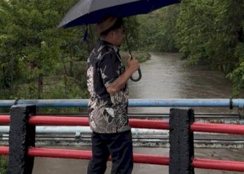 Wali Kota Parepare Tasming Hamid meninjau aliran air di Jembatan Bilibili
