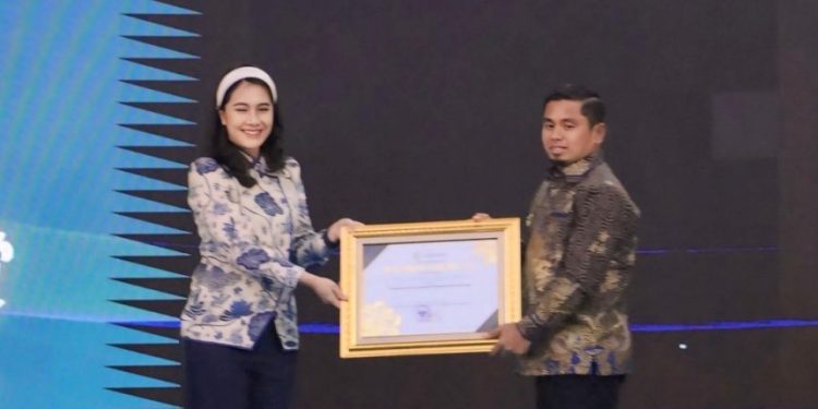 Wali Kota Parepare Tasming Hamid menerima Penghargaan Nasional Pendataan Keluarga 2025