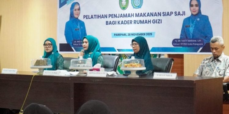 Ketua TP PKK Parepare membuka pelatihan penjamah makanan kader rumah gizi