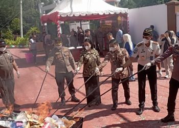 Wali Kota Parepare Tasming Hamid hadiri pemusnahan barang bukti di Kejari Parepare