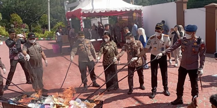 Wali Kota Parepare Tasming Hamid hadiri pemusnahan barang bukti di Kejari Parepare