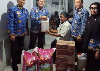 penyerahan bantuan lansia pemkot parepare oleh sekda amarun agung hamka