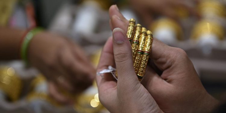 Harga emas perhiasan hari ini naik seiring rekor harga emas Antam
