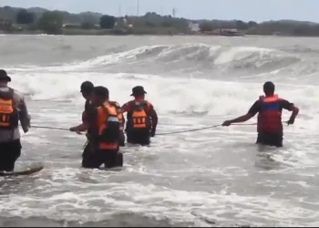Tim gabungan mencari pelajar SMK tenggelam di Pantai Lumpue Parepare