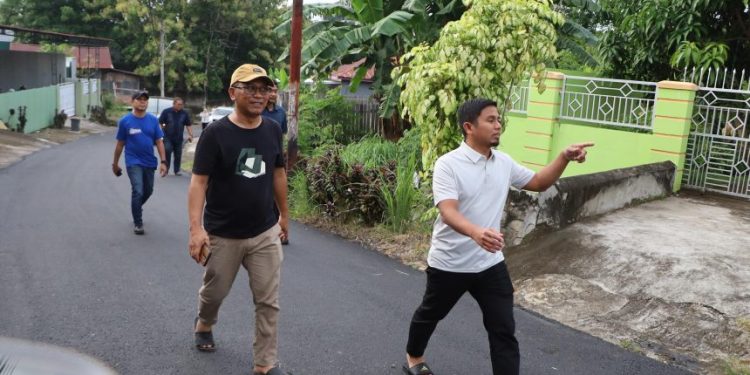 Wali Kota Parepare Tasming Hamid memantau perbaikan jalan