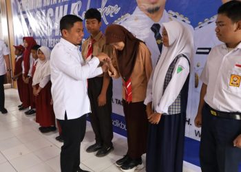 Wali Kota Parepare Tasming Hamid menyerahkan bantuan pendidikan 2025