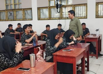 Ketua KPU Parepare Muh Awal Yanto saat KPU Mengajar di SMA Negeri 1 Parepare