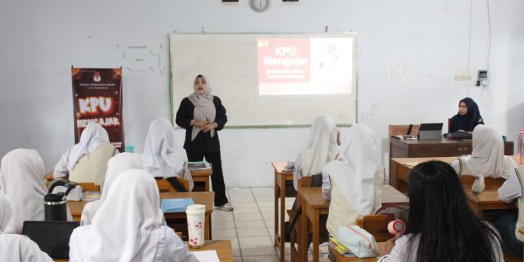 KPU Kota Parepare menggelar sosialisasi KPU Mengajar di SMAN Parepare