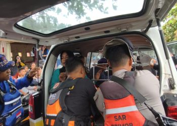 Tim SAR gabungan mengevakuasi korban tenggelam di Pantai Lumpue Parepare