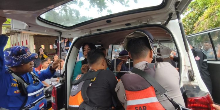 Tim SAR gabungan mengevakuasi korban tenggelam di Pantai Lumpue Parepare