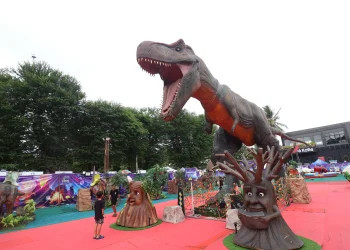 Pengunjung menikmati wahana Planet Dino di Taman Mattirotasi Parepare