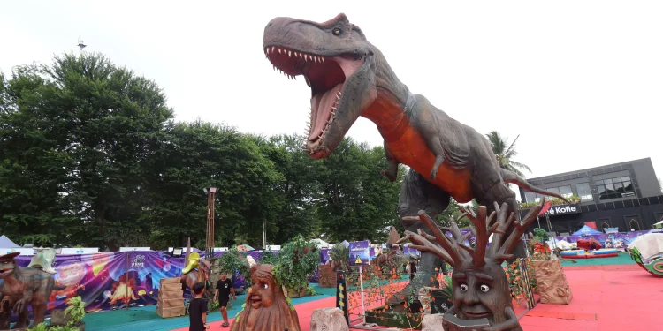 Pengunjung menikmati wahana Planet Dino di Taman Mattirotasi Parepare