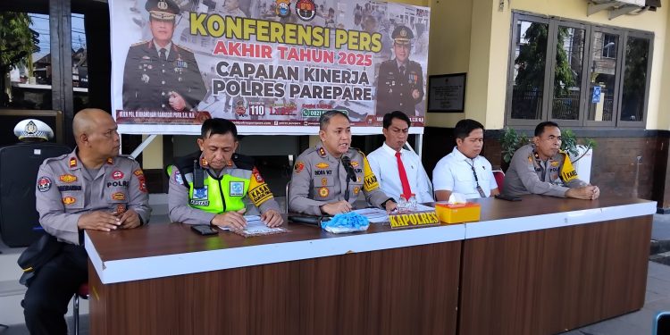 Kapolres Parepare AKBP Indra Waspada Yudha saat konferensi pers akhir tahun 2025