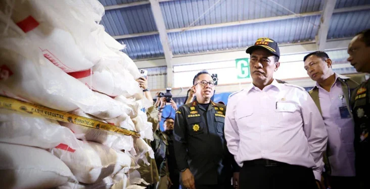 Mentan Amran Sulaiman saat menyita beras ilegal di Kepulauan Riau