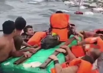Evakuasi penumpang kapal tenggelam di perairan Teluk Bone