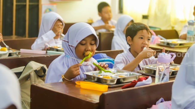 Program Makan Bergizi Gratis untuk siswa sekolah di Indonesia
