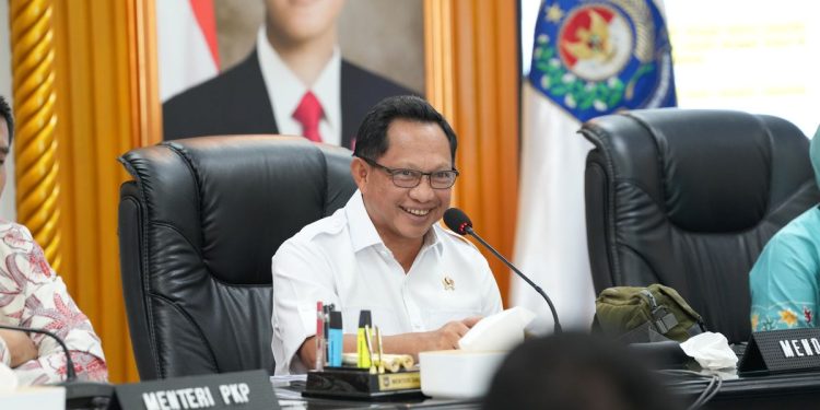 Mendagri Tito Karnavian saat rapat koordinasi program perumahan nasional
