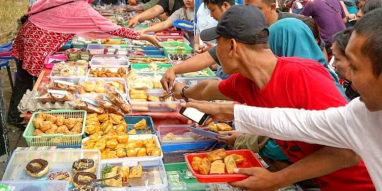 ngabuburit dan pedagang takjil di Pantai Mattirotasi Parepare Ramadan 2026