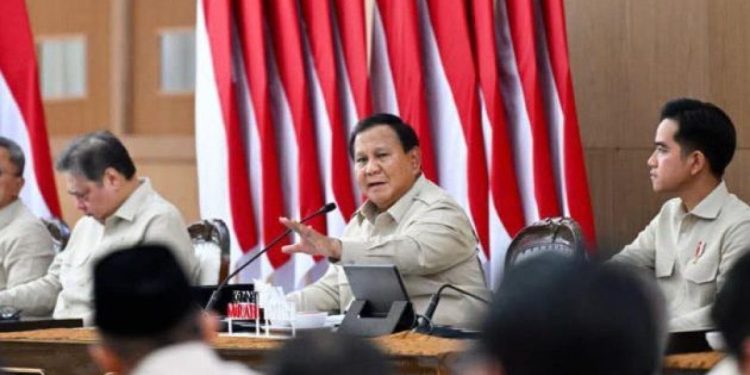Presiden Prabowo Subianto pimpin rapat percepatan kampung nelayan