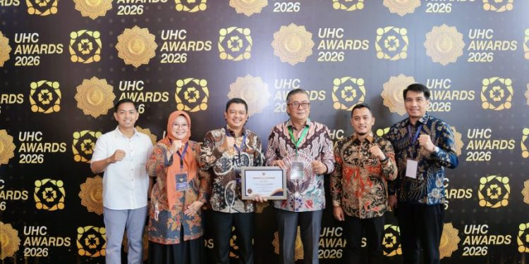 Wakil Bupati Barru terima UHC Award 2026 di Jakarta