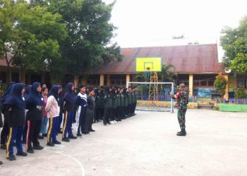 Babinsa Koramil Ujung melatih PBB siswa SMP Negeri 1 Parepare