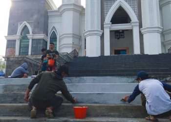 ASN Pemkot Parepare gotong royong membersihkan Masjid Agung jelang Ramadan