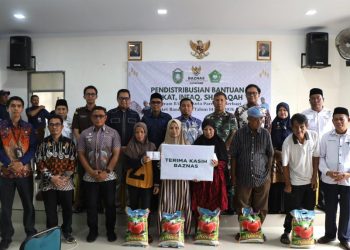 Wali Kota Parepare Tasming Hamid menyerahkan paket Ramadhan BAZNAS