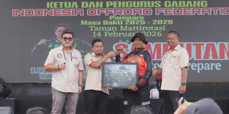 Pelantikan IOF Parepare dan pelepasan riders Jelajah Bumi BJ Habibie oleh Wali Kota Tasming Hamid di Taman Mattirotasi