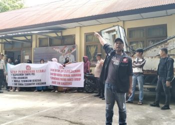 Aksi demonstrasi warga di lokasi Perumahan Pesona Mario Parepare