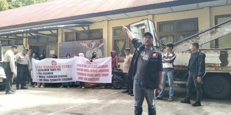 Aksi demonstrasi warga di lokasi Perumahan Pesona Mario Parepare