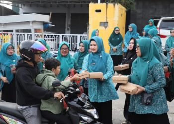 TP PKK Kota Parepare berbagi takjil kepada masyarakat di bulan Ramadan