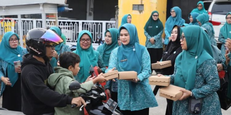 TP PKK Kota Parepare berbagi takjil kepada masyarakat di bulan Ramadan