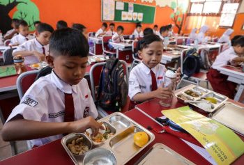 Program Makan Bergizi Gratis di sekolah Indonesia