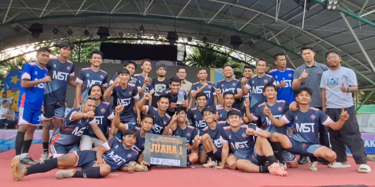 Pemain Media FC merayakan kemenangan setelah menjadi juara Liga Ramadan PSSI Parepare 2026 di Lapangan Andi Makkasau.