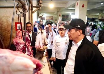 Petugas memeriksa stok dan harga daging sapi di pasar menjelang Ramadan dan Idulfitri