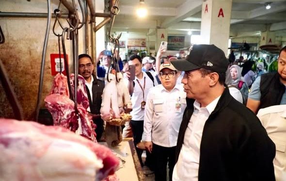 Petugas memeriksa stok dan harga daging sapi di pasar menjelang Ramadan dan Idulfitri