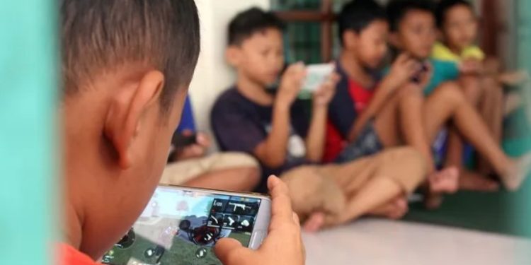 Ilustrasi anak menggunakan media sosial di ponsel