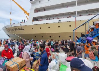 Penumpang KM Bukit Siguntang menunggu di Pelabuhan Nusantara Parepare