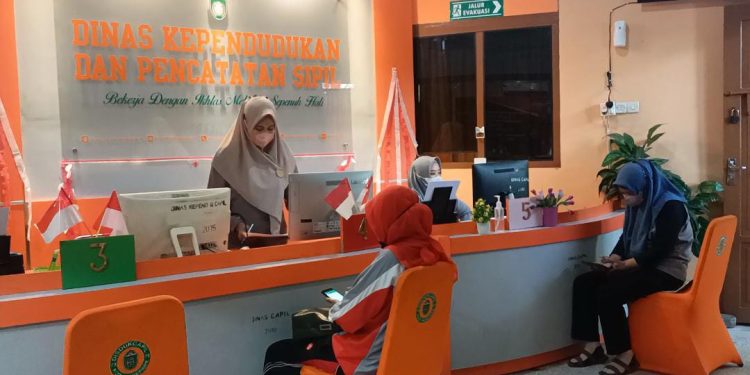 Pelayanan dokumen kependudukan di kantor Disdukcapil Parepare selama Ramadan