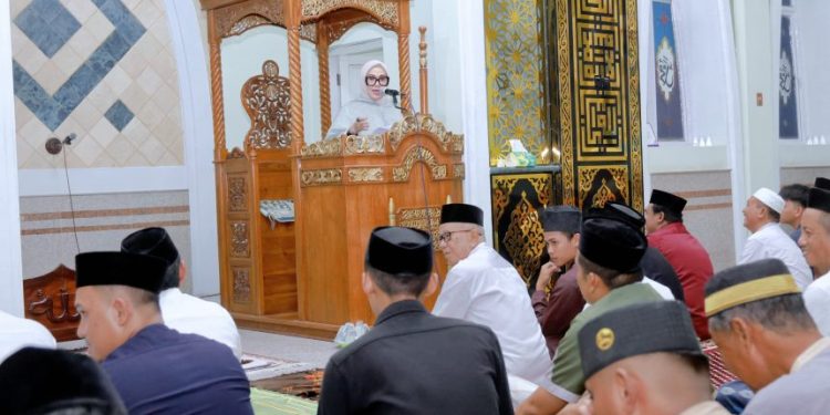 Andi Ina Kartika Sari saat Safari Ramadan Barru 2026 di Masjid Mujahidin Bottoe