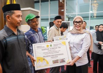 Bupati Barru Andi Ina Kartika Sari menyerahkan bantuan alsintan kepada kelompok tani di Baruga Singkeru Adae