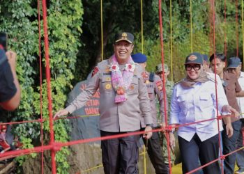 Peresmian jembatan gantung Desa Nepo Barru oleh Kapolda Sulsel dan Bupati Barru