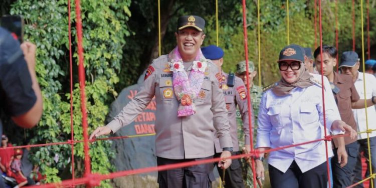 Peresmian jembatan gantung Desa Nepo Barru oleh Kapolda Sulsel dan Bupati Barru