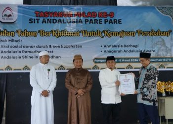 Tasming Hamid menerima Andalusia Award pada Milad ke-9 SIT Andalusia Parepare